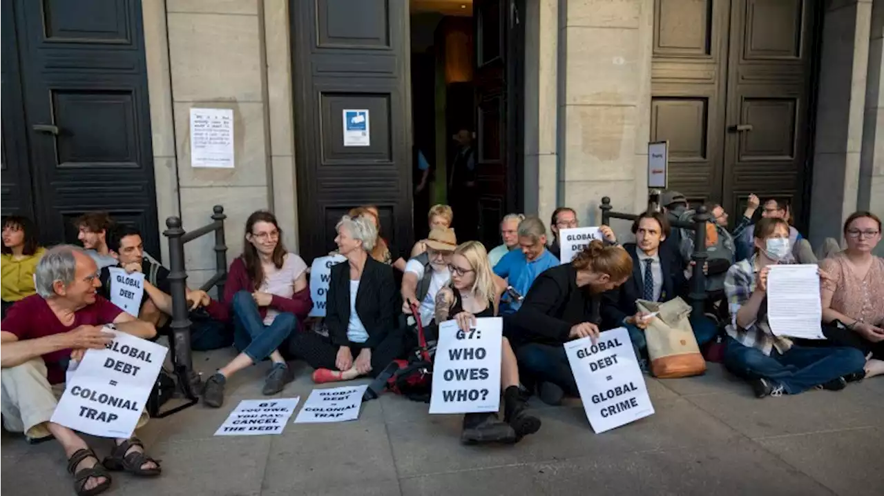 Klimaschützer blockieren Finanzministerium in Berlin-Mitte