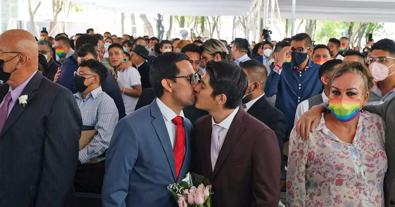 Mass same-sex wedding in Mexico challenges discrimination