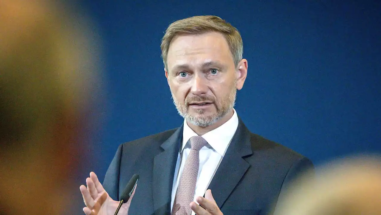 Lindner will Ende von Tankrabatt und 9-Euro-Ticket