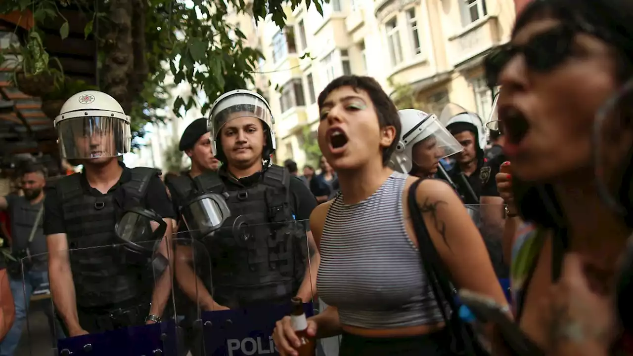 Polizei greift bei Pride-Parade hart durch