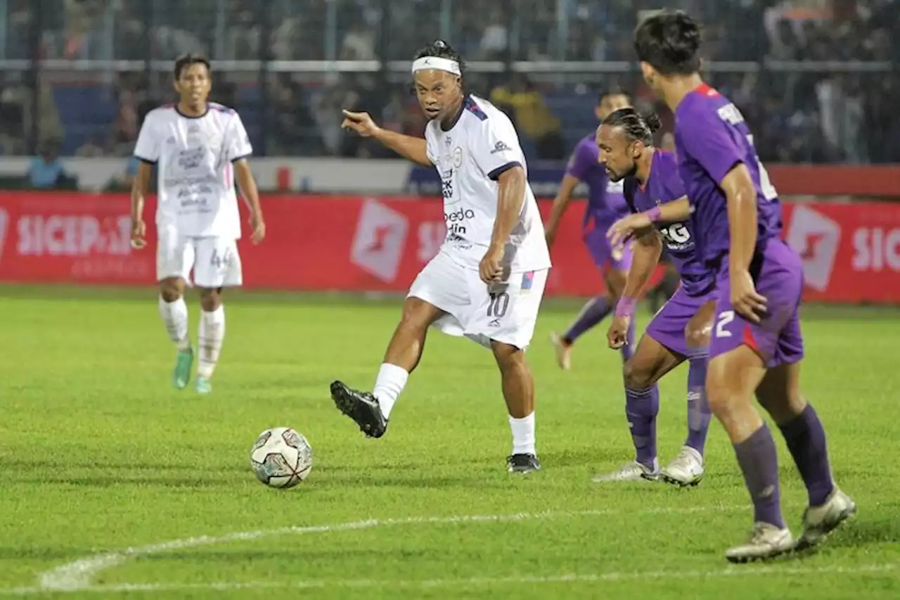 Ronaldinho Kelelahan Usai Bertanding Lawan Persik Kediri, Tak Kuat Lanjutkan Pertandingan - Pikiran-Rakyat.com