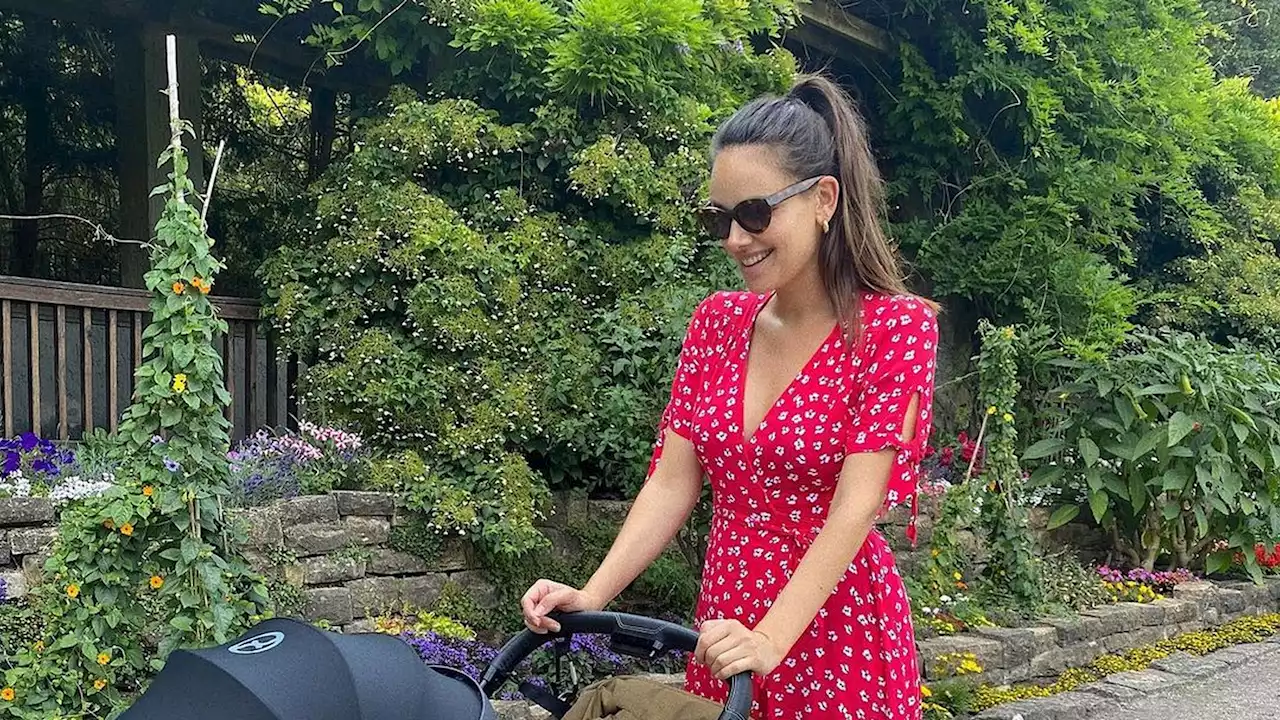 Kurz nach Geburt: Janina Uhse cool mit Kinderwagen unterwegs