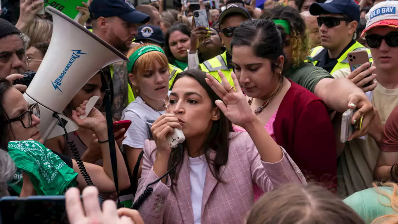 Alexandria Ocasio-Cortez: 'A 20 anni fui stuprata ma ho potuto scegliere se abortire'