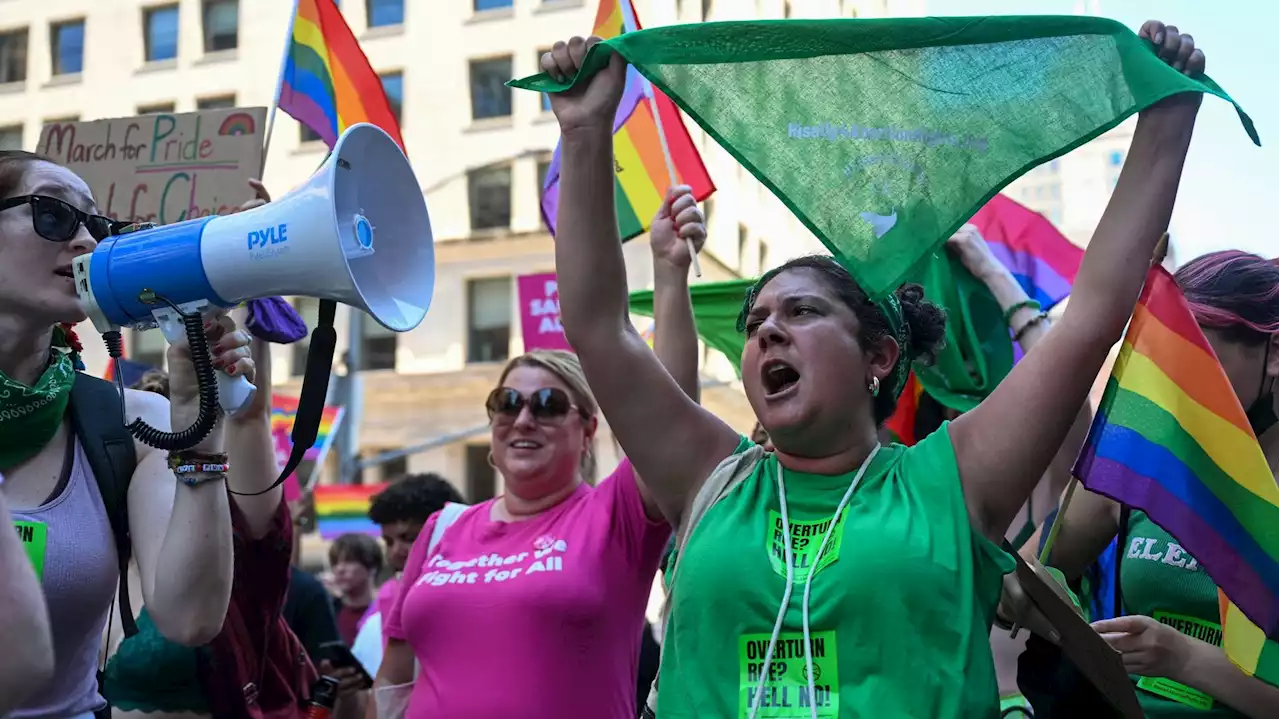 USA : des bruits pétards provoquent une bousculade à la 'marche des fiertés' de New York