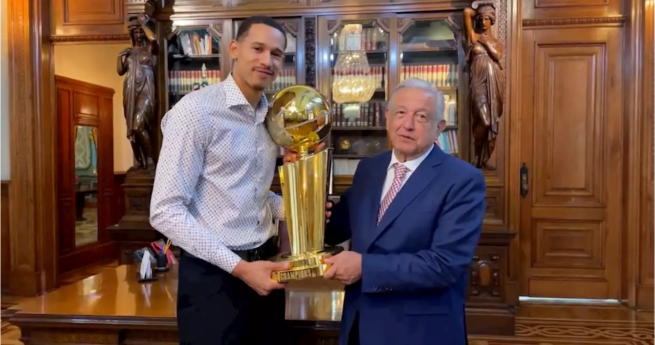 VIDEO: Juan Toscano-Anderson, primer campeón mexicano de NBA, presume trofeo con AMLO