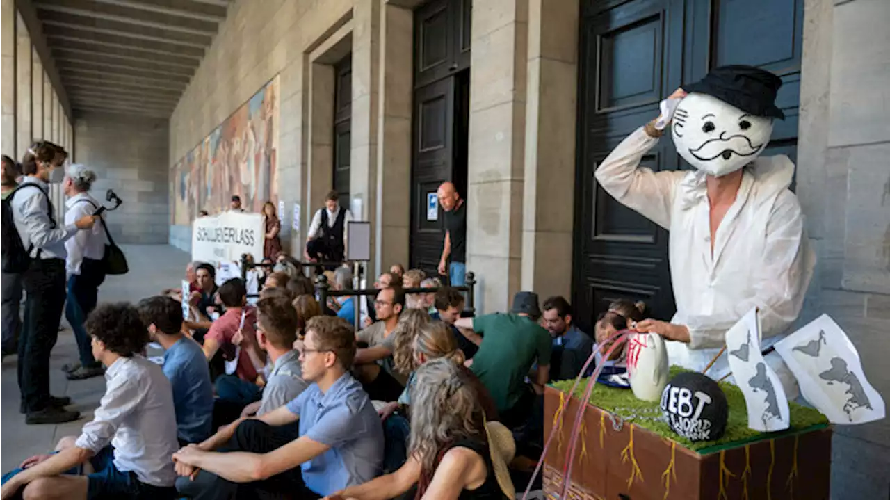 Dutzende Klimaschützer blockieren Finanzministerium in Berlin