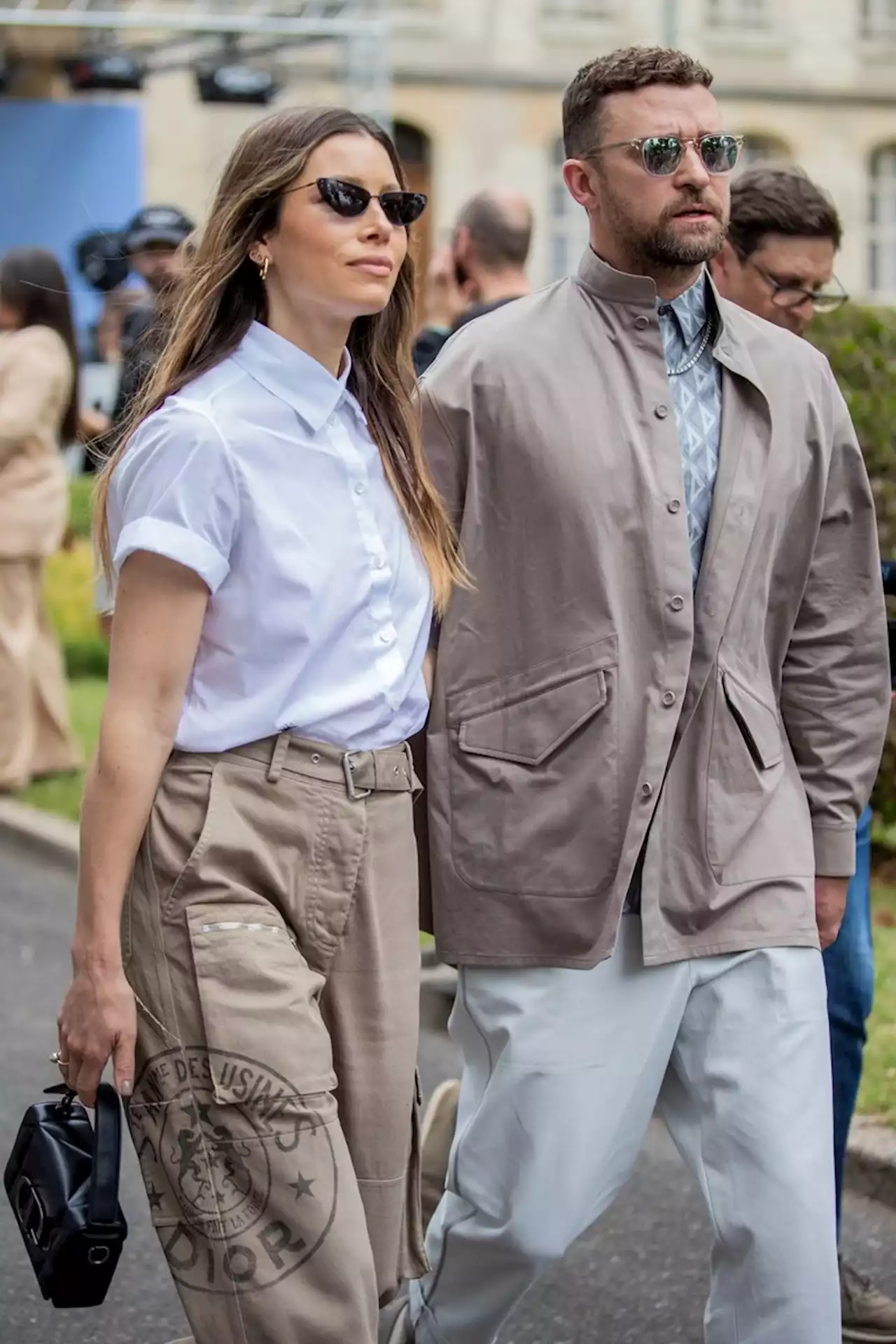 Gli outfit matchy matchy di Jessica e Justin, e il debutto fashion di Cruz sono l'ossessione di questa PFW