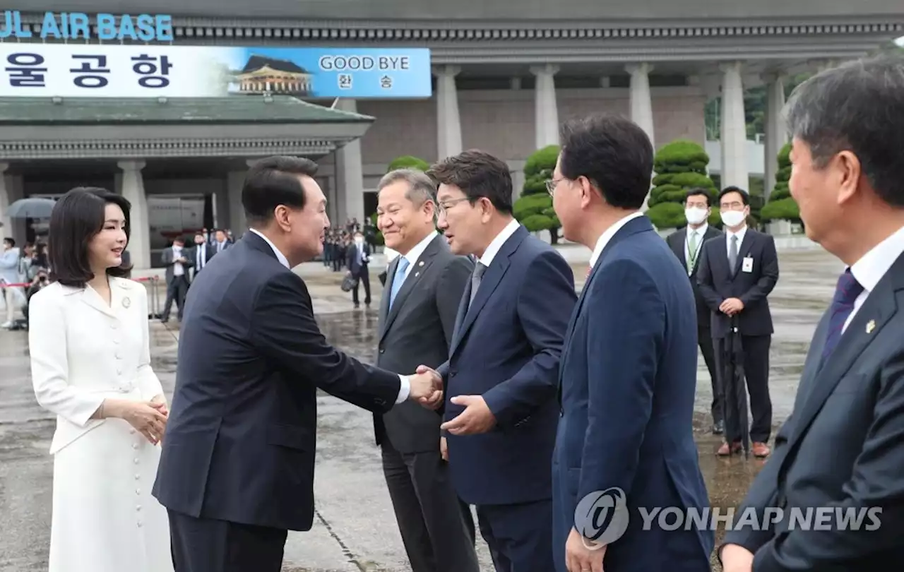 尹 환송한 권성동 '국내문제 신경쓰지 말라'…이준석은 불참(종합) | 연합뉴스