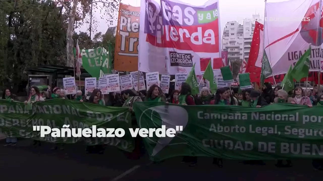 'Pañuelazo verde' frente a embajada de EEUU para repudiar el fallo contra el aborto