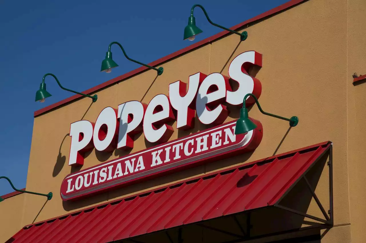 2 employees shot at Alabama Popeyes drive-thru; suspect at large