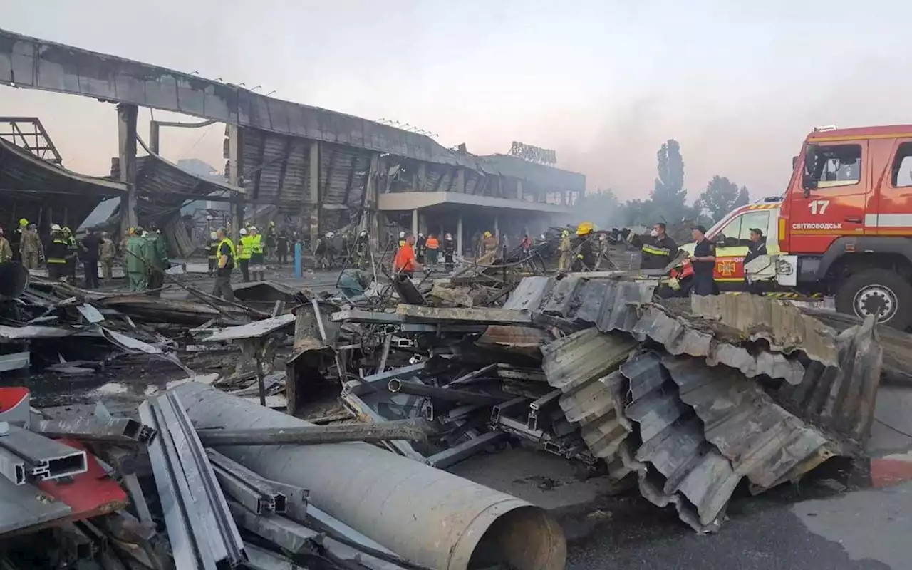 Aumentan a 18 los muertos por el ataque ruso a un centro comercial en Ucrania | Video