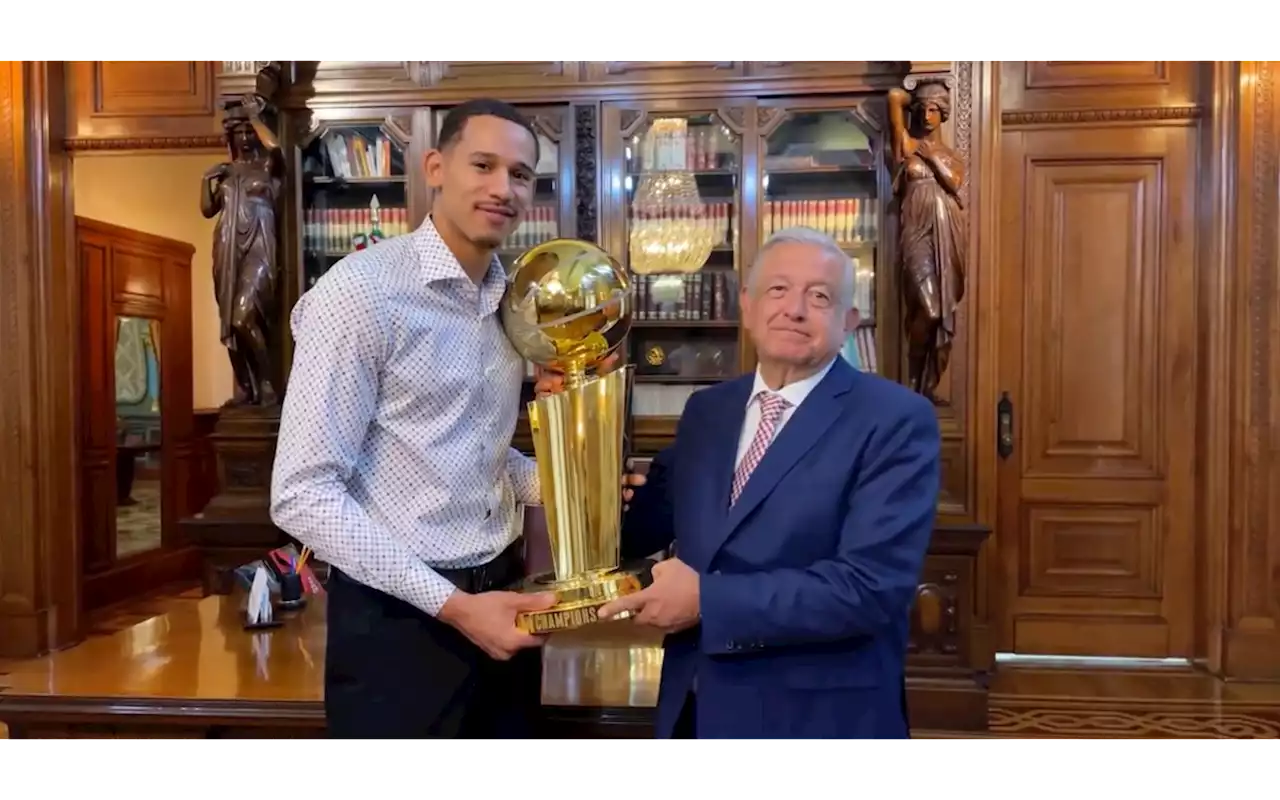 Lleva Juan Toscano el Trofeo Larry O'Brien a AMLO | Video