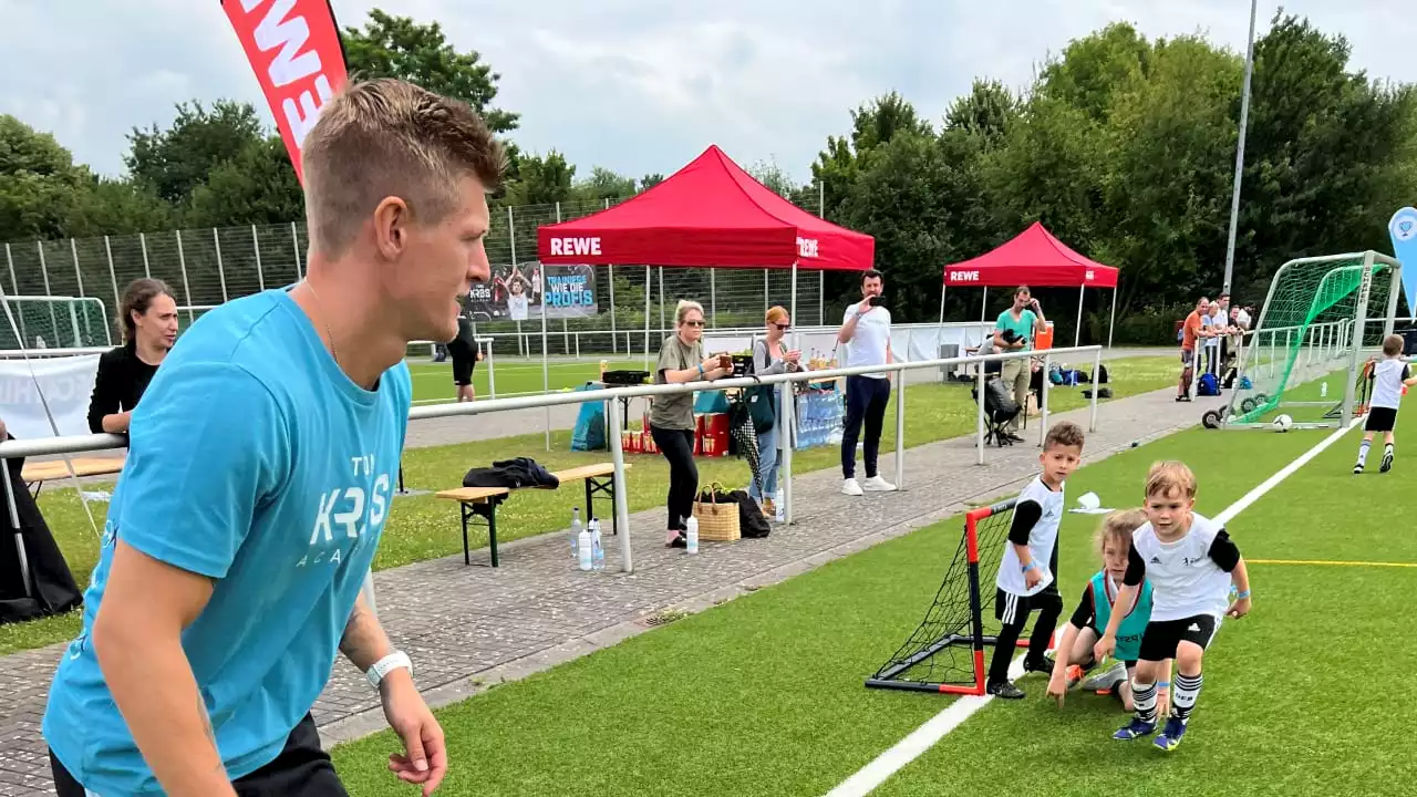 Weltmeister in Köln: Toni Kroos trainiert mit 300 Kids