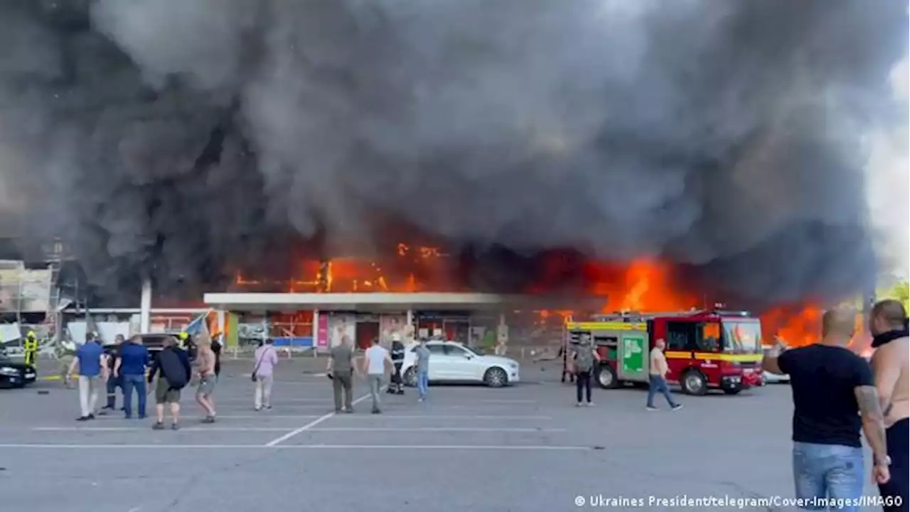 Возросло число жертв ракетного удара по ТРЦ в Кременчуге | DW | 28.06.2022