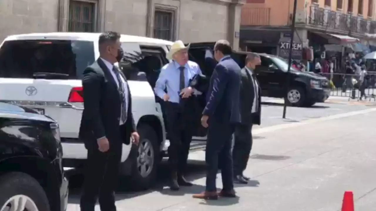 Ken Salazar llega a Palacio Nacional; hablará con AMLO sobre la tragedia en San Antonio, Texas