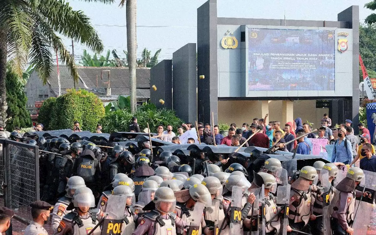 Personel Polda Banten Bentrok dengan Pedemo