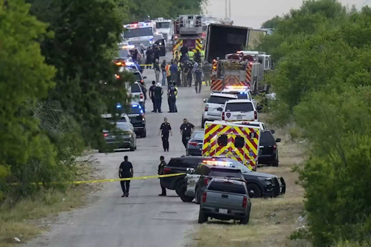 Hallan a 46 migrantes sin vida dentro de tráiler en Texas