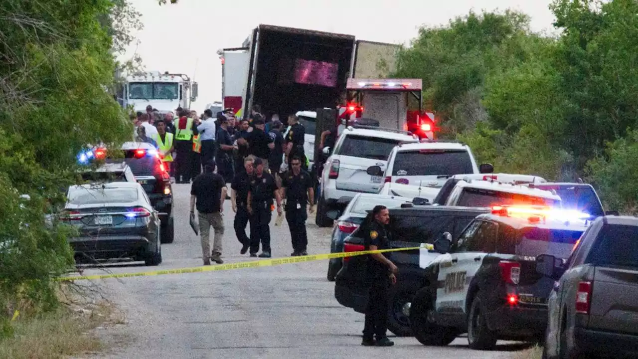 Detienen a tres por hallazgo de tráiler con 46 cuerpos en Texas