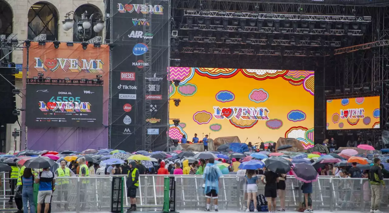 Love Mi, la grande attesa per Fedez in piazza Duomo: fan sotto il palco dall'alba