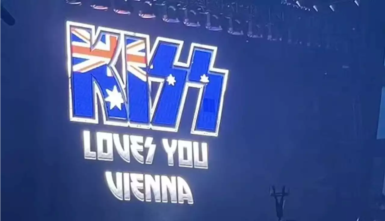 Kiss exhibe bandera equivocada en su último concierto: ¡Publicistas y su geografía!