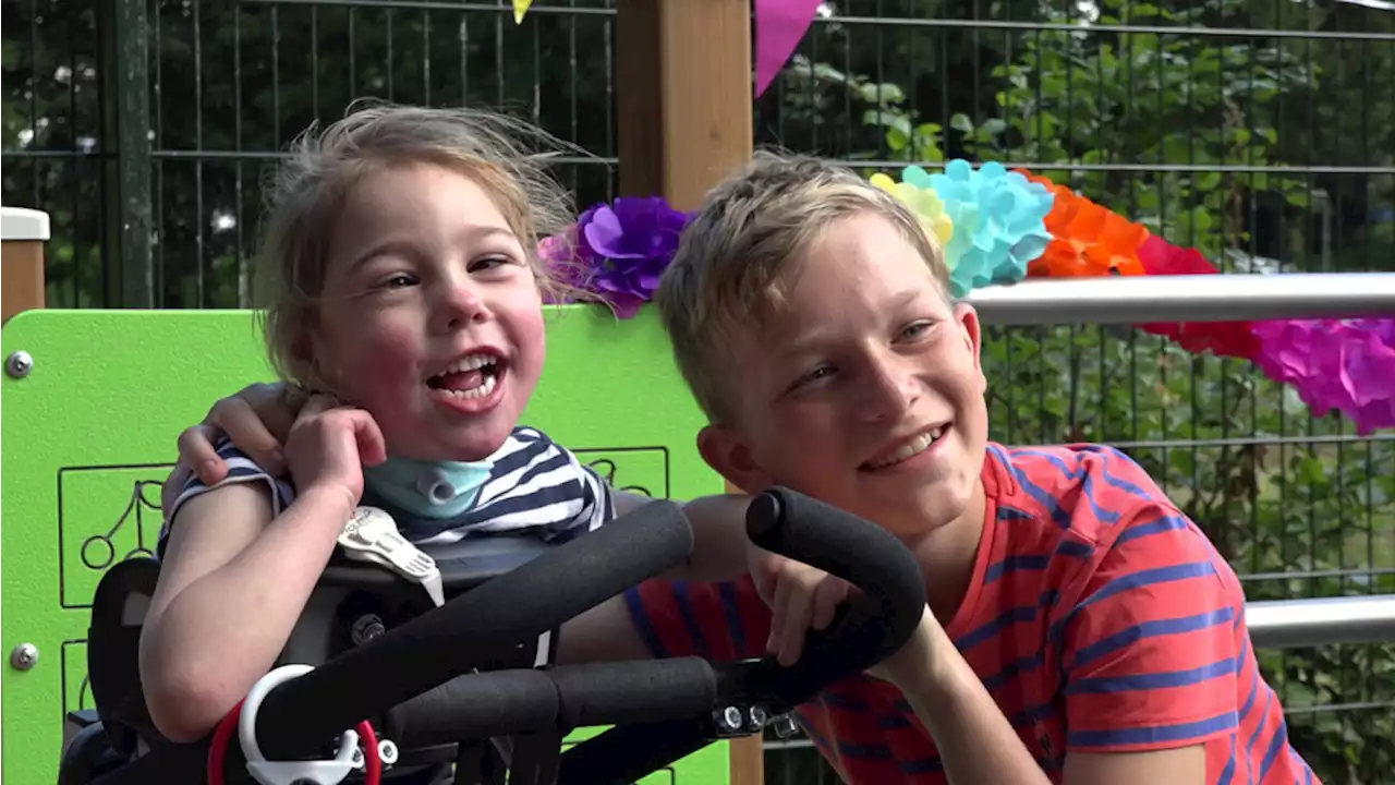 Leerlingen mét en zonder beperking spelen samen op rolstoelvriendelijk schoolplein