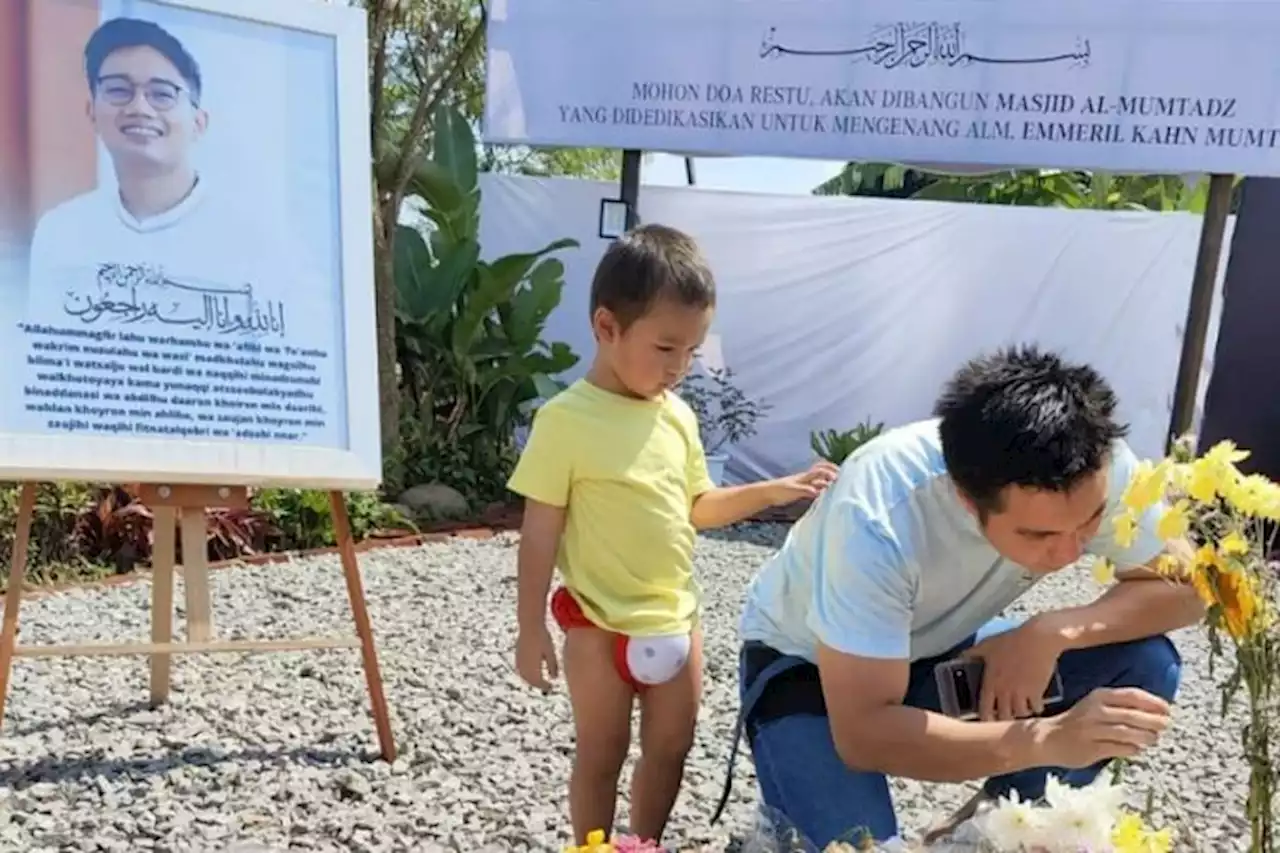 Baim Wong Berziarah ke Makam Eril: Insya Allah Kami Akan Selalu Ada untuk Keluarga Ridwan Kamil - Pikiran-Rakyat.com