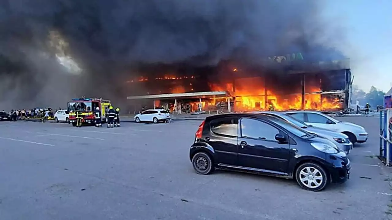 Ucrania decreta tres días de luto por el ataque ruso contra un centro comercial en Kremenchuk