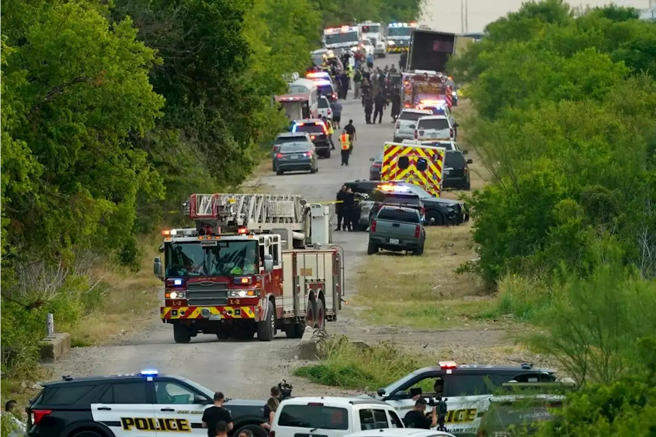 FGR investigará abandono de tráiler en Texas donde murieron 22 migrantes mexicanos