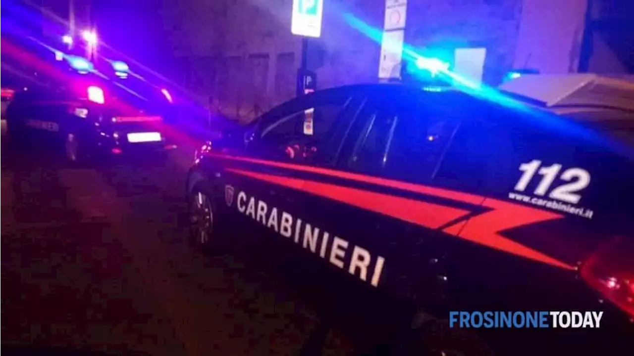 Chiama i carabinieri temendo i ladri in casa ma trova la moglie con l'amante