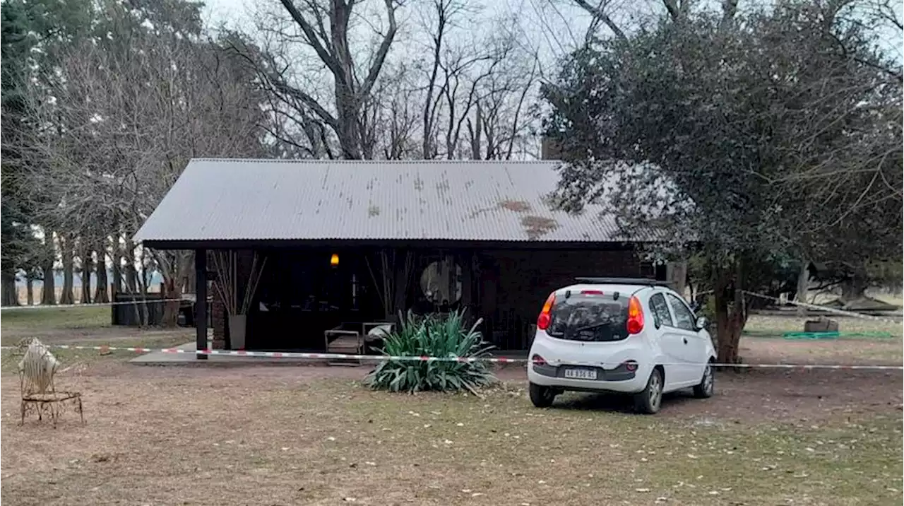 Entraron a robar vestidos de policía, la dueña de casa se defendió a los tiros y murió acribillada