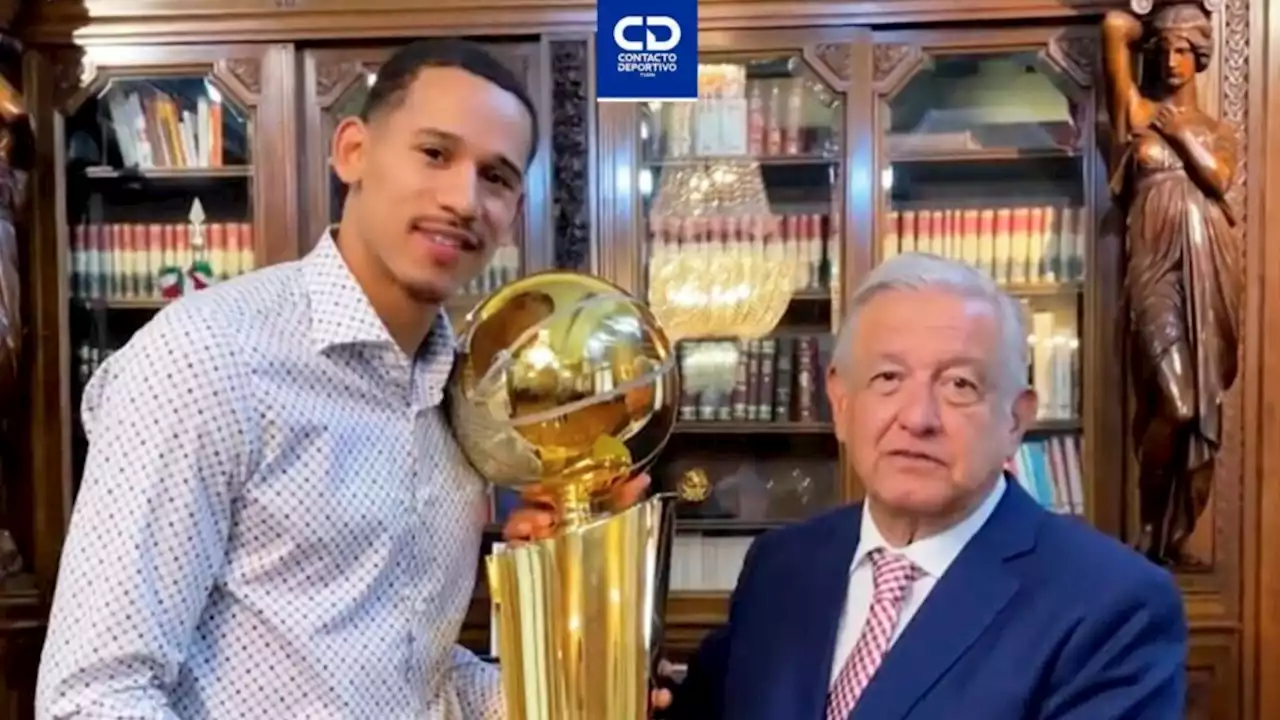 Juan Toscano le lleva a AMLO el Trofeo Larry O'Brien a Palacio Nacional