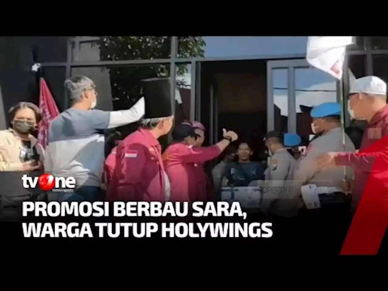 Puluhan Orang Pasang Spanduk Tuntutan di Pintu Holywings - tvOne