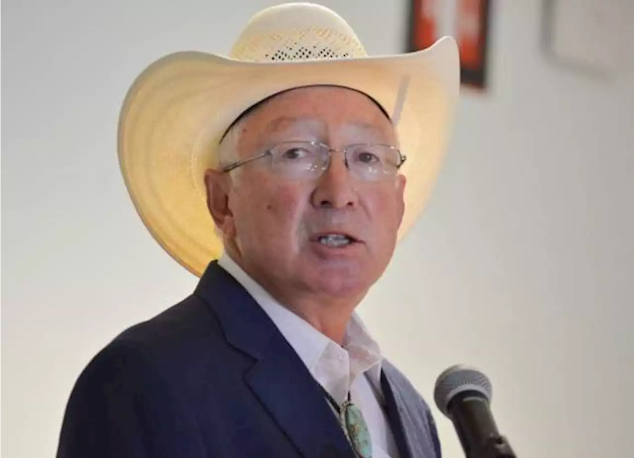 Ken Salazar culpa a ‘leyes migratorias rotas’ de EU por muerte de 50 migrantes en Texas