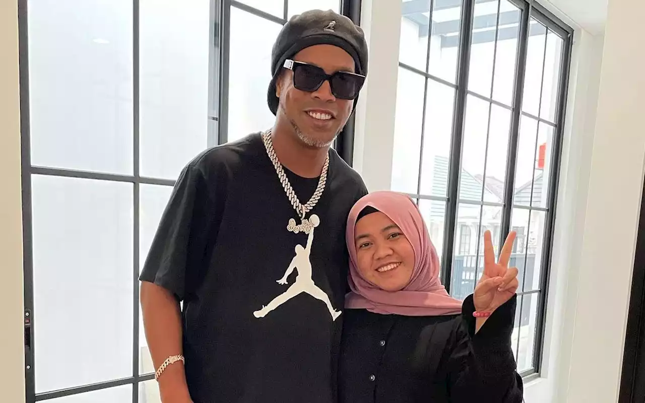 Mbak Lala Pengasuh Rafathar Kecipratan Foto Bareng Ronaldinho, Singgung Kehebatan Raffi Ahmad