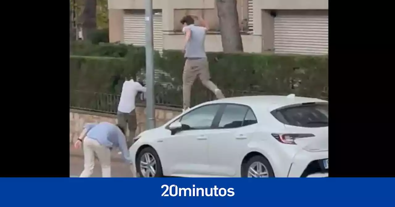 Indignación por un grupo de jóvenes que arrancan una señal de tráfico y destrozan coches al grito de 'A tomar por el culo'