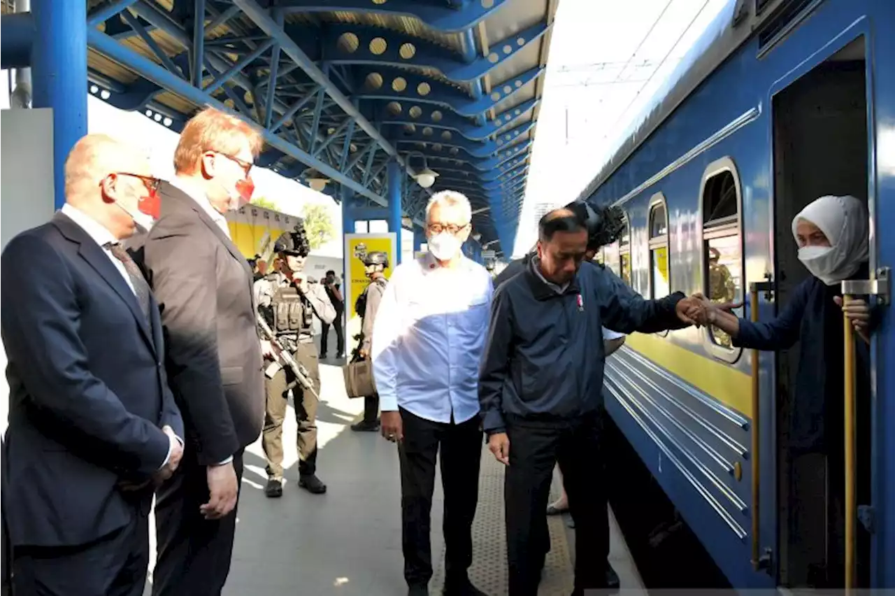 Presiden Jokowi dan Ibu Iriana tiba di Kyiv