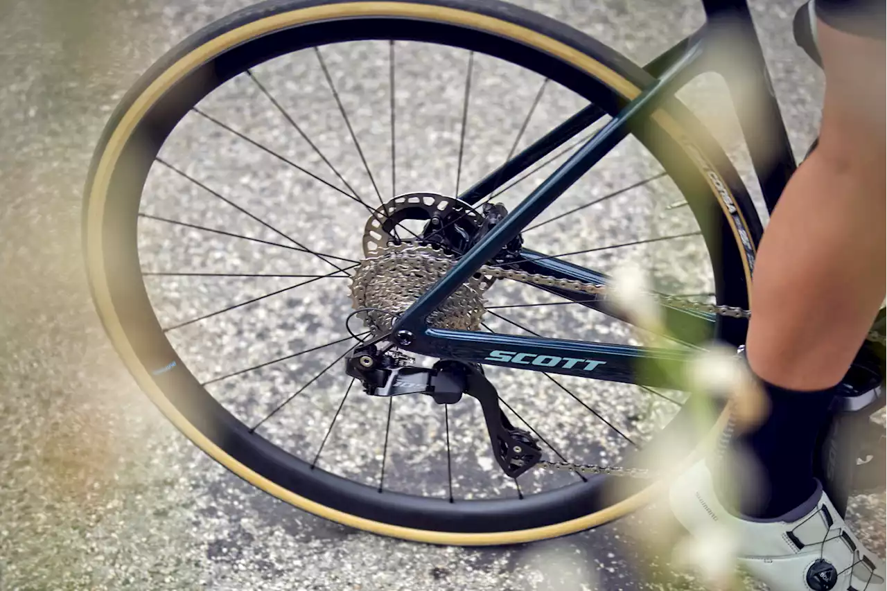 Shimano C32 & C46 also adds affordable tubeless carbon 105-level road wheels, too!