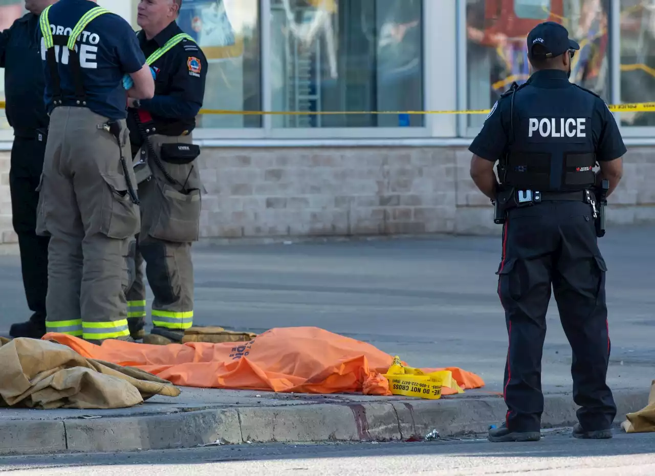 Gunfight erupts at Canadian bank: Two gunmen killed, six officers wounded in shootout at Canadian bank