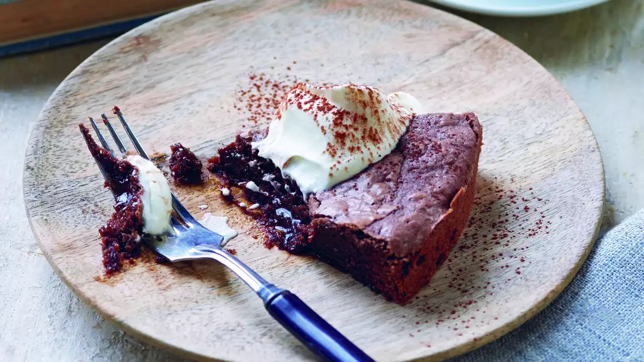 Kladdkaka (Easy Swedish Sticky Chocolate Cake)