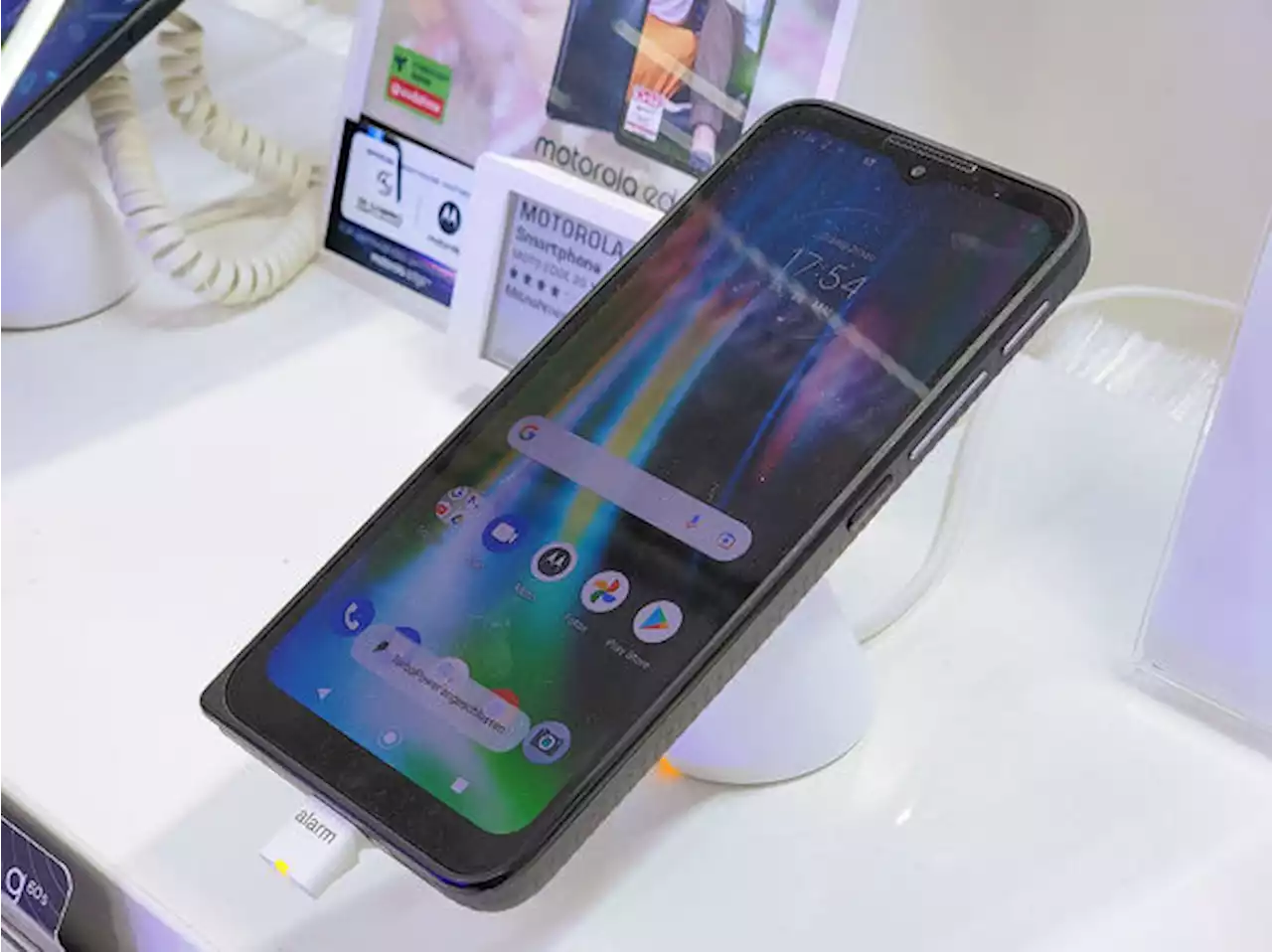 モトローラのタフネススマホ「Defy（2021）」は非対称ボディーがカッコいい - トピックス｜Infoseekニュース