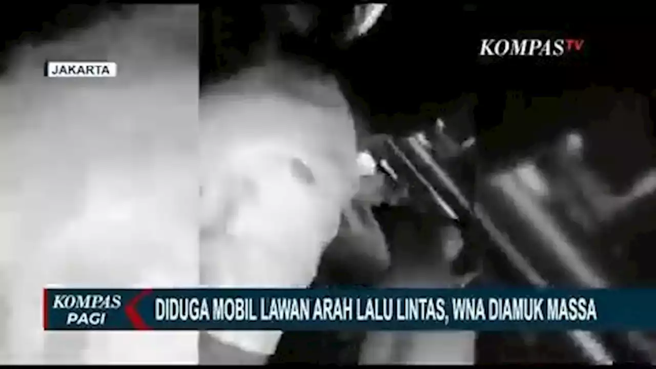 Lawan Arah dan Tabrak Motor, WNA Dipukuli Massa di Jakbar