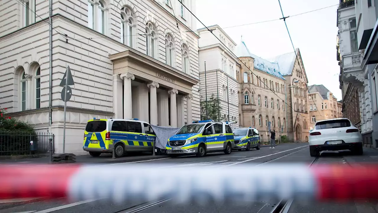 Mann legt abgetrennten Kopf vor Gericht ab