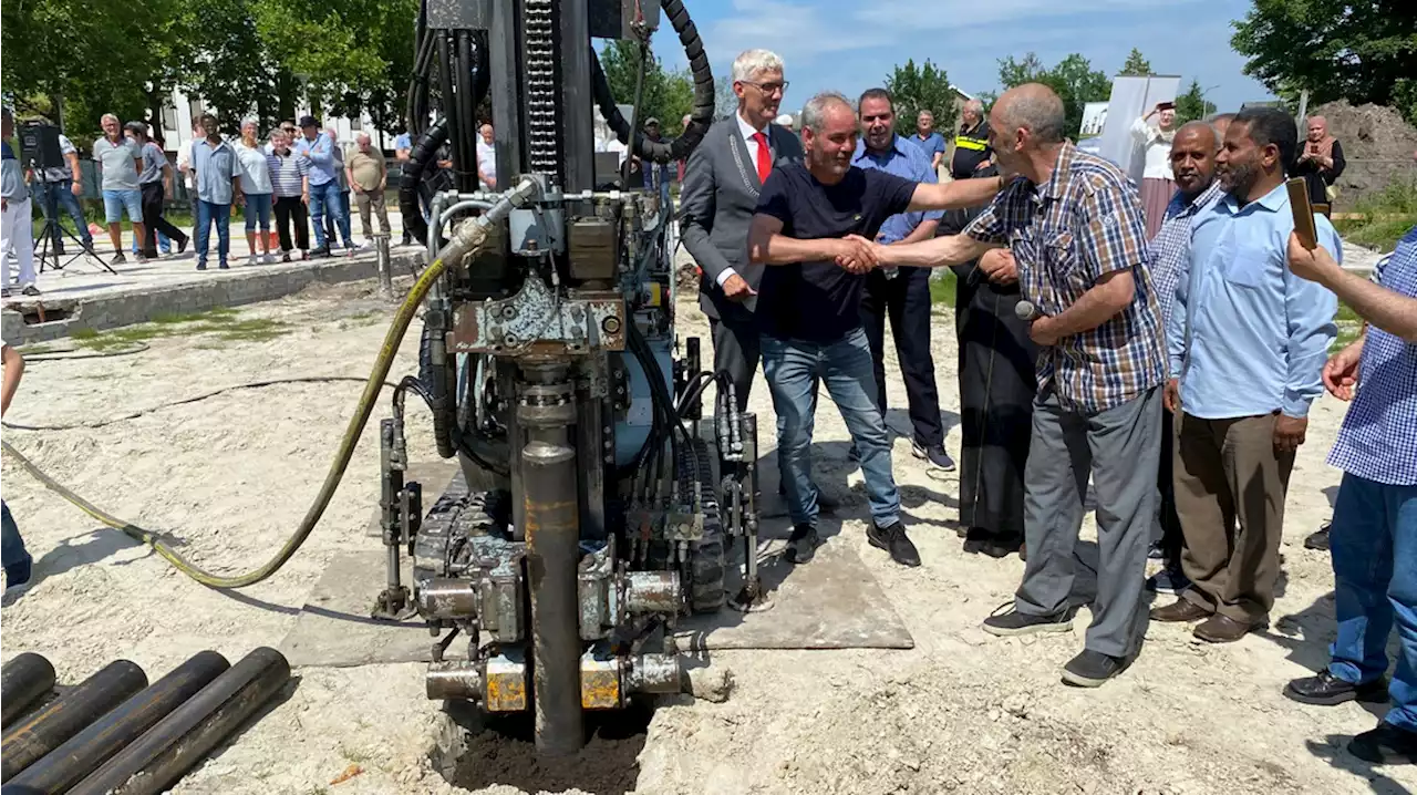 Eerste paal van nieuwe As-Soennah Moskee in Assen in de grond