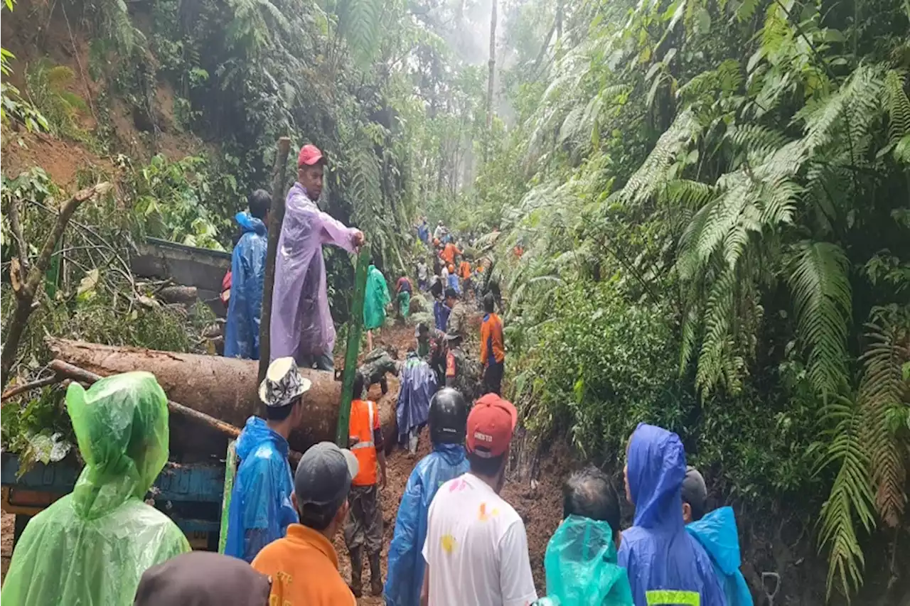 Material Longsor Belum Dibersihkan, Jalur Wisata ke Kawah Ijen Dialihkan