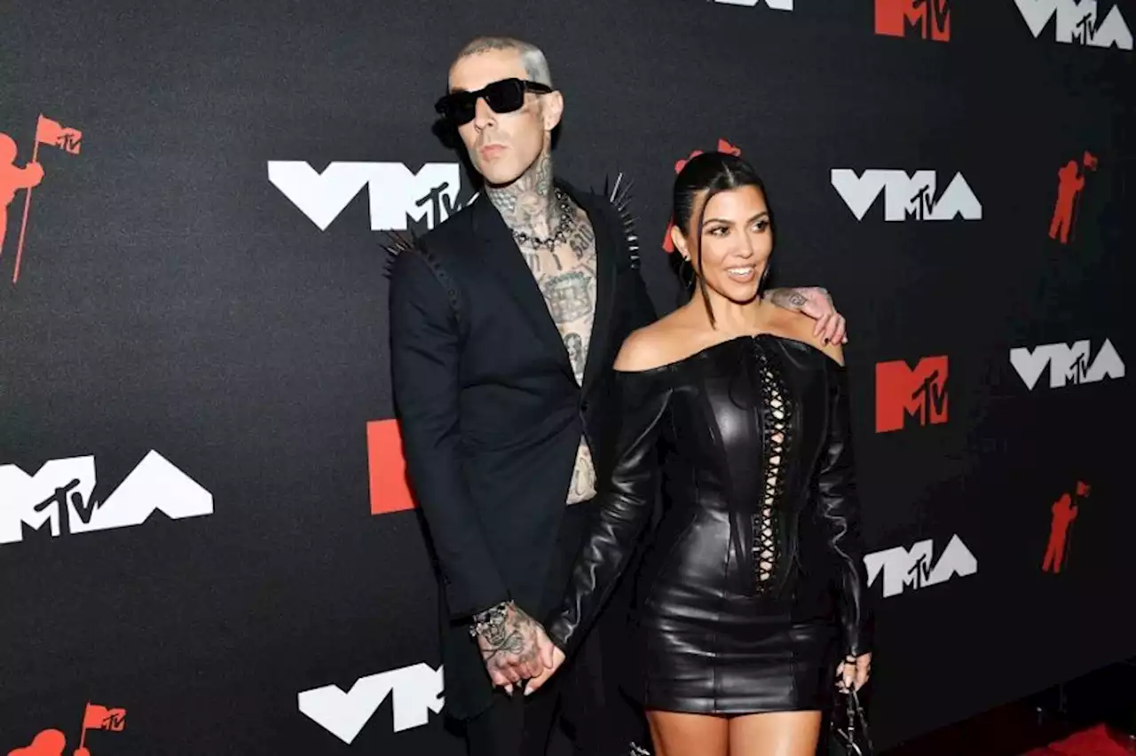 Travis Barker Dilarikan ke Rumah Sakit dengan Ambulans Ditemani Kourtney Kardashian