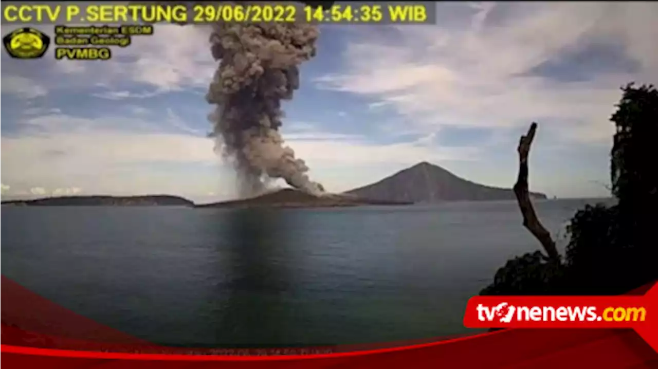 Tiga Kali Erupsi, Gunung Anak Krakatau Keluarkan Lava Pijar