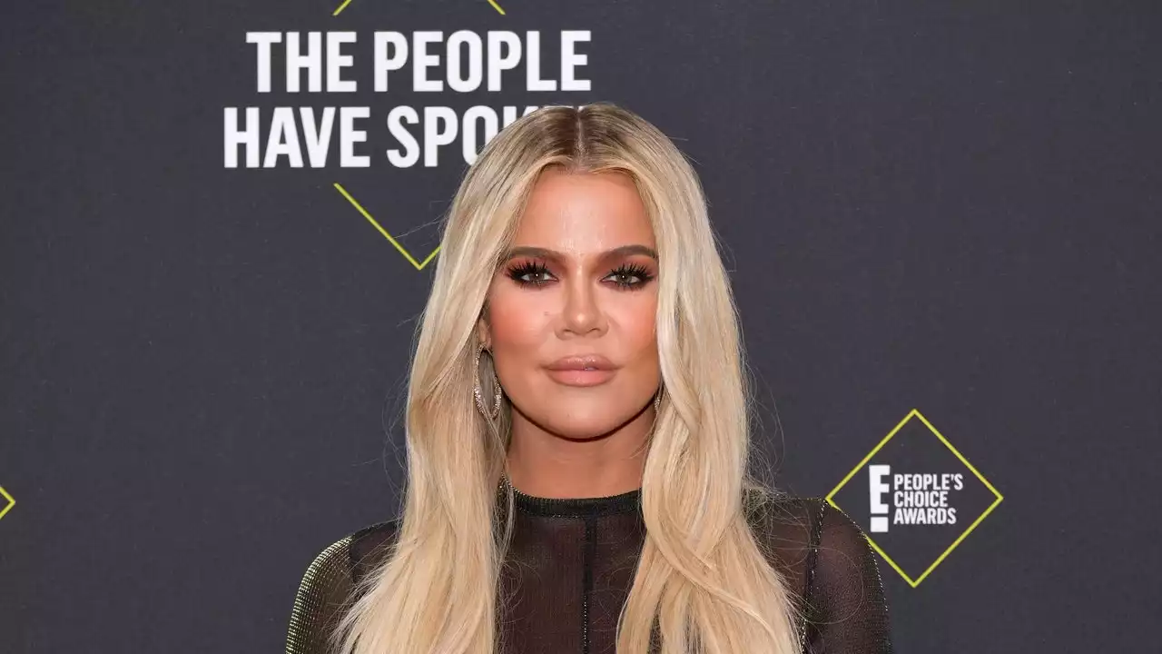 Khloé Kardashian luce como una Barbie con pantalones rosas metalizados