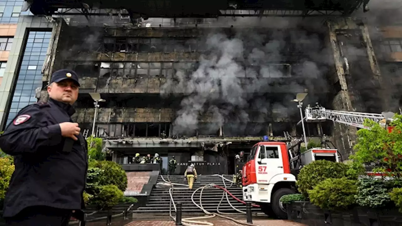 Logran controlar el incendio en un edificio de 10 pisos en Moscú