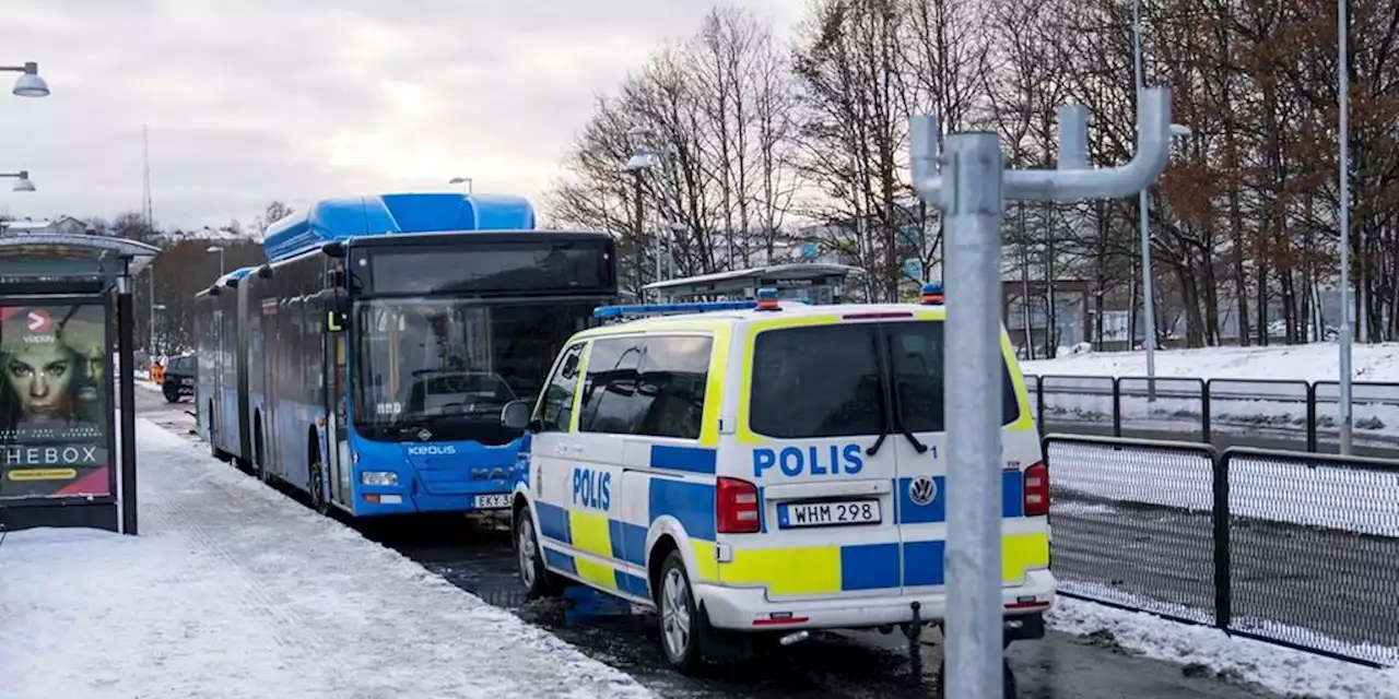 Knivdåd mot bussförare och passagerare – tonåringar åtalas