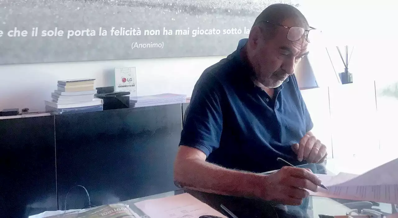 Sarri, ufficiale il rinnovo del tecnico: ma ora c’è da migliorare l’intesa con Tare. Lotito mediatore